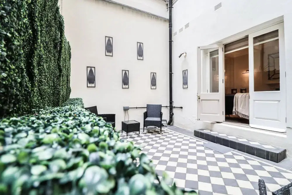 Beautiful Kensington Garden Apartment