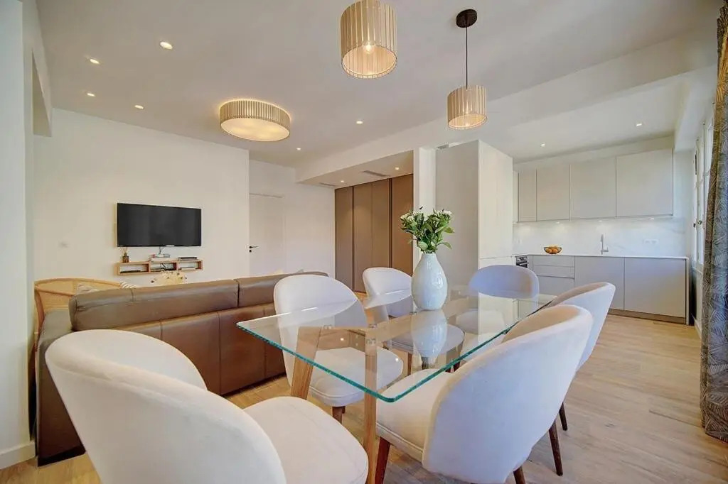 MAGNIFIQUE 3 PIECES RENOVE CANNES CENTRE 'Banane' AVEC VERANDA ! A2B88