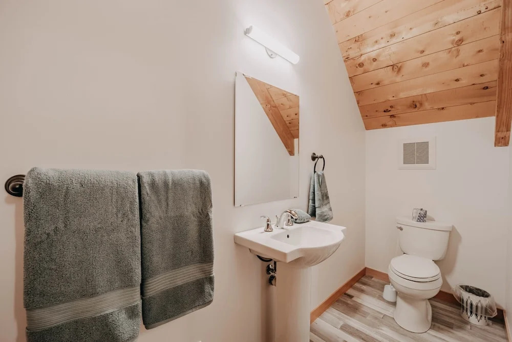 Snowline Cabin #48 - A Classic Family Cabin With an Outdoor Hot Tub!