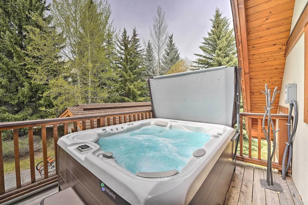 Serene Sun Valley Home w/ Hot Tub & Mtn Views