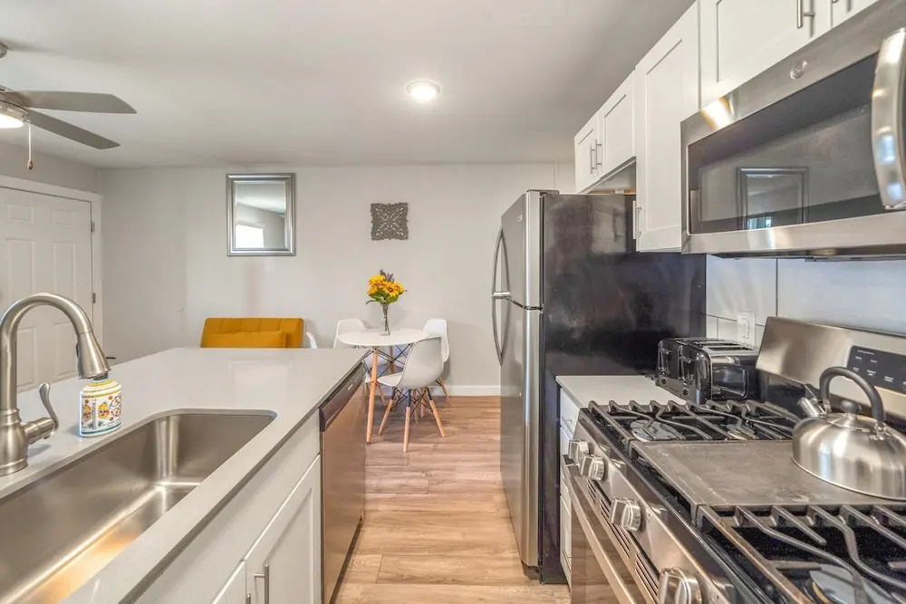 Modern 1BR Near UT Hyde Park Evonify