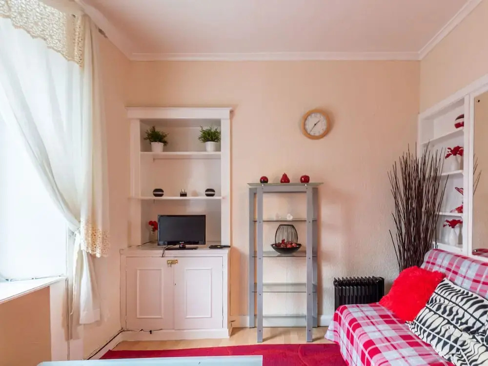 Cozy Apartment in Edinburgh near River