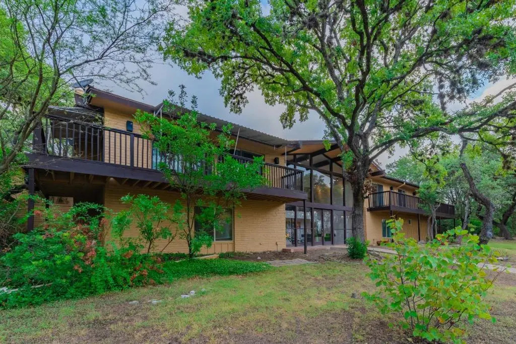 Luxury House with POOL, Private yard & BBQ area, 4 min from Fiesta Texas