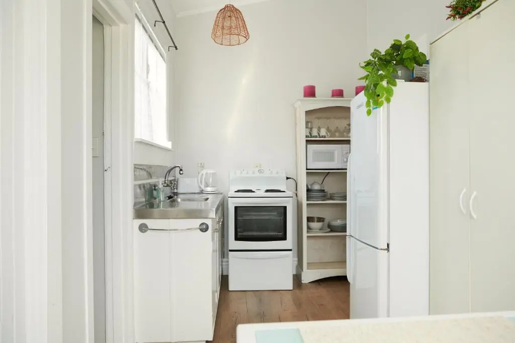 Sun Seeker's Cottage - Napier Holiday Home