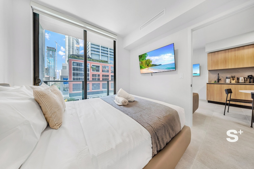 Luxury 1BR and Den in the Heart of Miami
