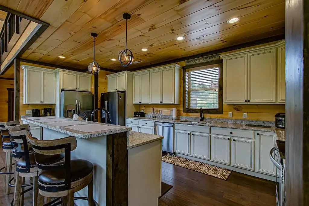 Luxury Brand New Cabin 5b 5.5ba with Arcade, Theater