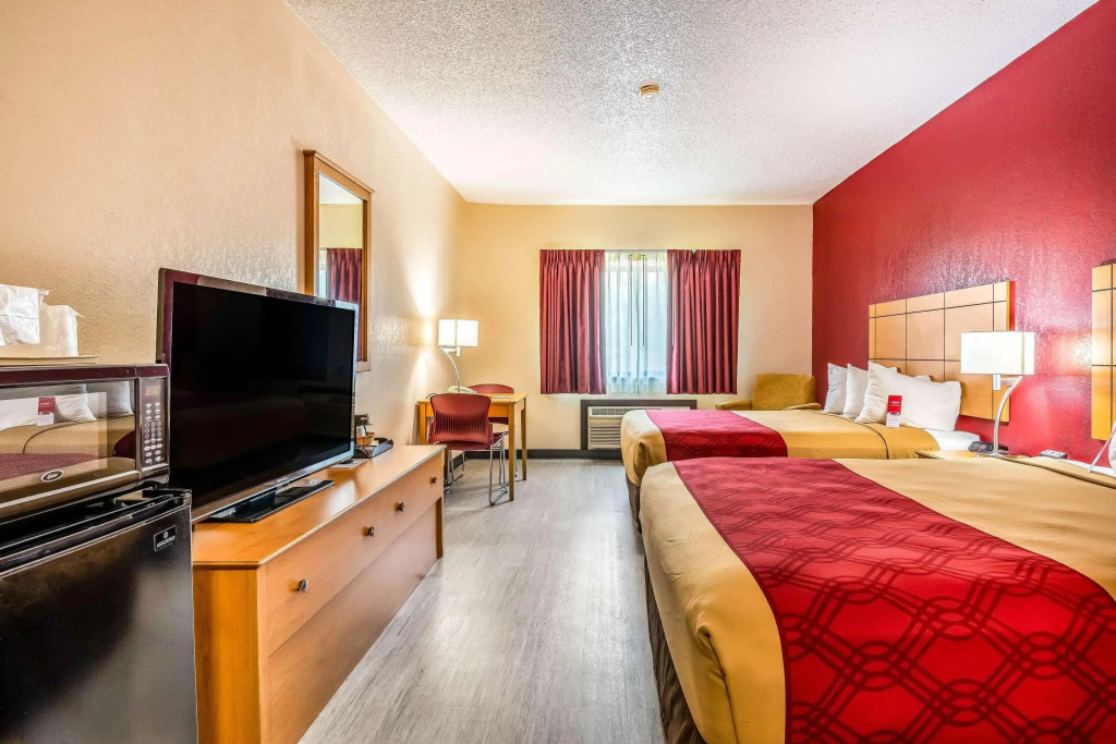 Econo Lodge Topeka at Wanamaker
