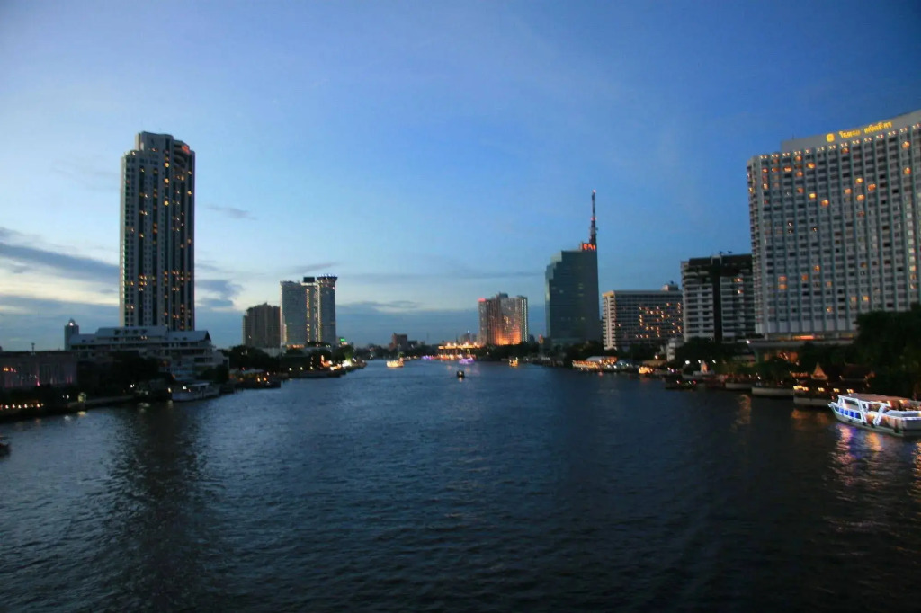 Bangkok Check Inn @Chareon Krung