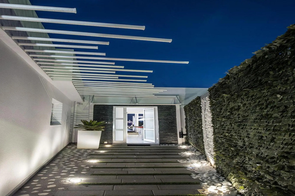 Amazing 4 bedroom villa very close to the beach