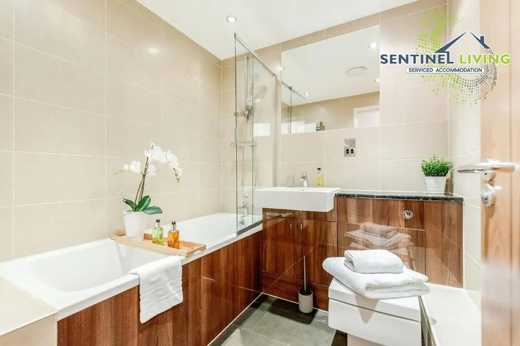 Sentinel Living Serviced Accommodation, Windsor, 2 Bedroom Apartment with Free Parking and WiFi