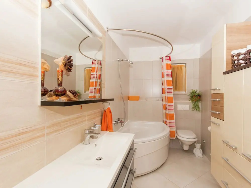 Delightful, three-bedrooms, terrace & outdoor dining area, close to the beach