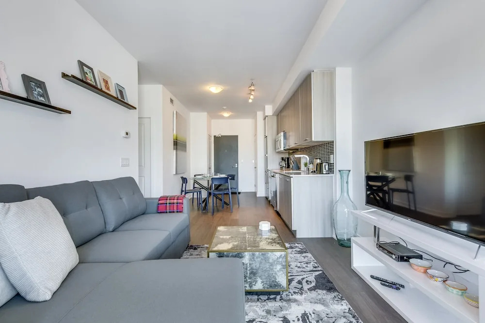 Beautiful Modern Condo Sleeps 4