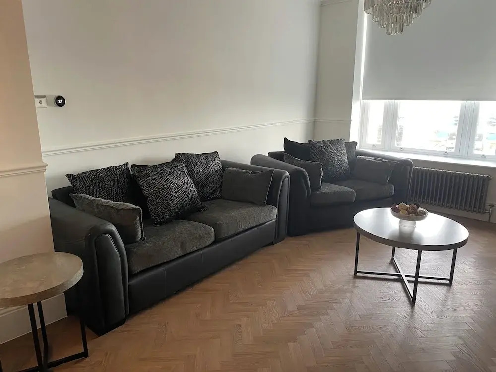 House - Sleeps 14 - Pets Ok - Parking - Garden