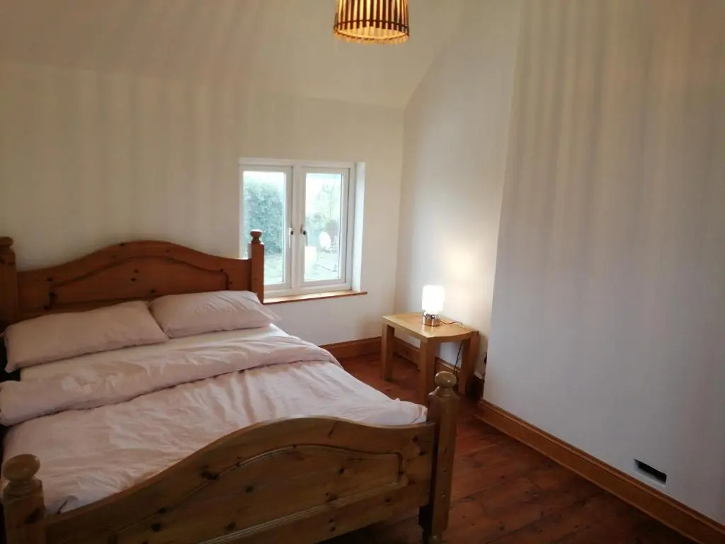 4 Bed House - Sleeps 10 - Pets - Parking - Wifi