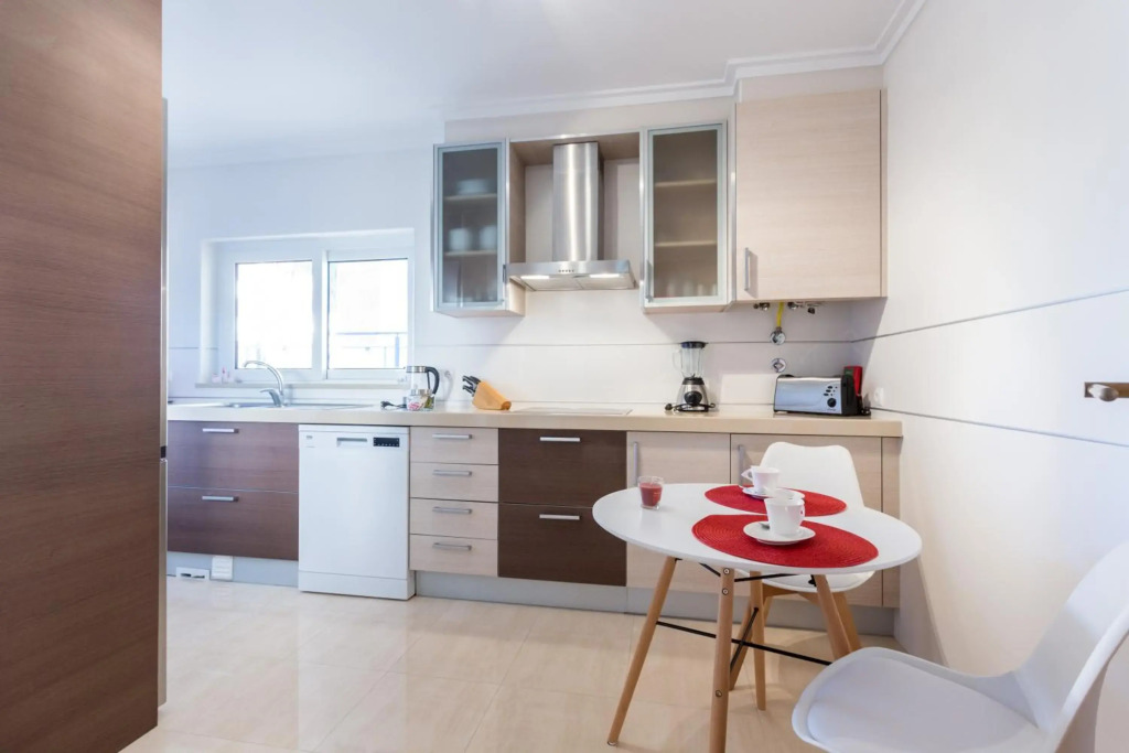 2 bedroom Sea View apartment, private parking