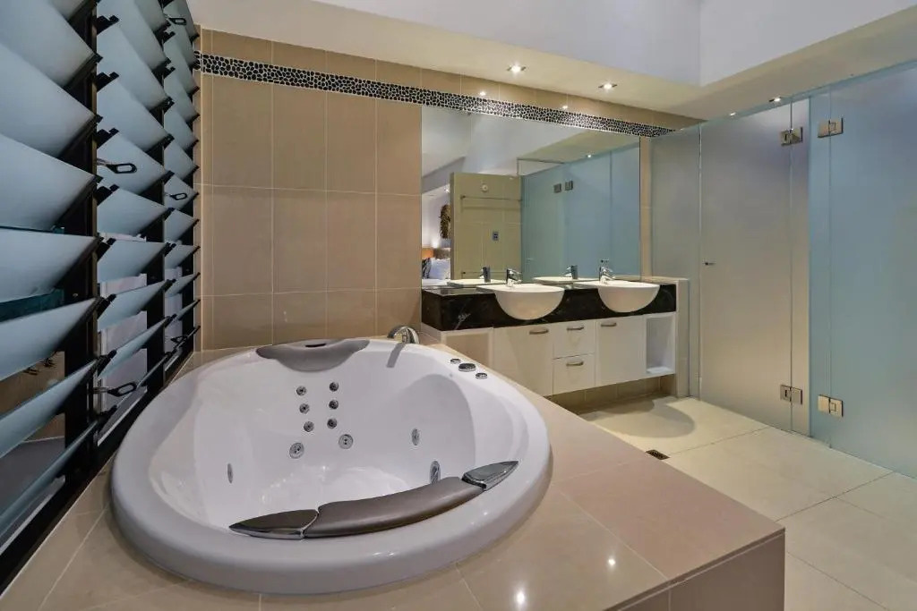 Edge 12 Hamilton Island - Oceanfront villa with buggy