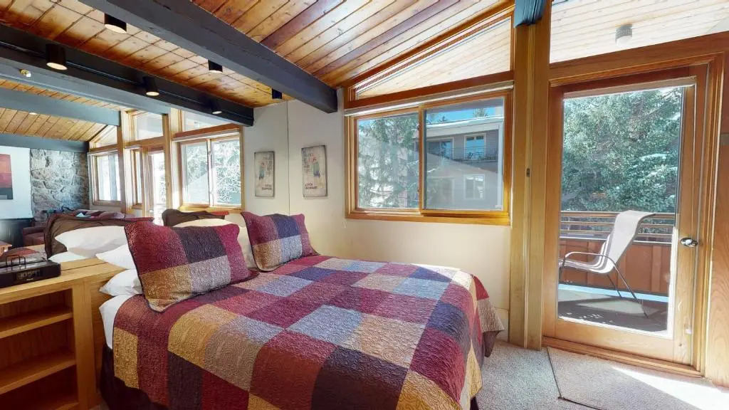 Laurelwood Condominiums Studio Premier Unit 413