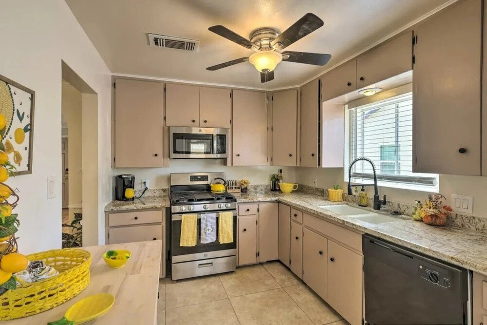 Bakersfield City Home w Patio and Garden
