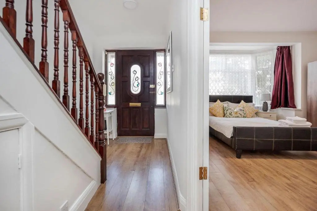 Lovely 4-bedroom House Near Romford Station