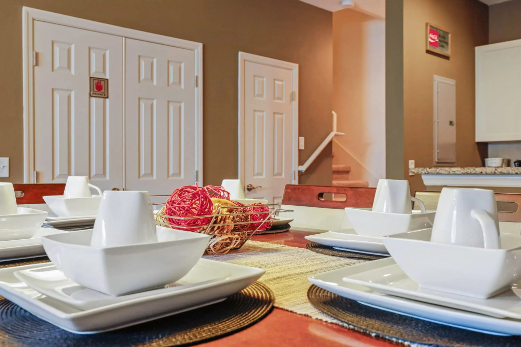 Family Spacious 3BR Townhouse With Pool Access