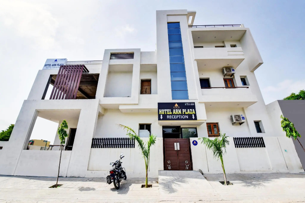 OYO 82184 Hotel Arn Plaza