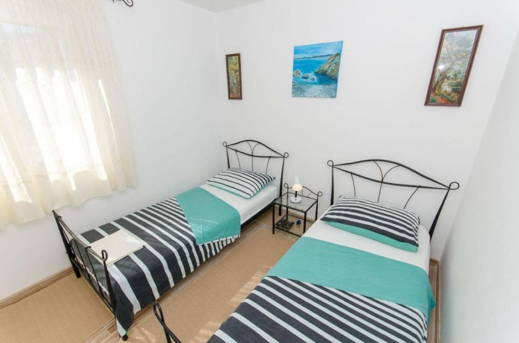 Apartment Lucija  - apartment with Pool: A1 Rogac, Island Solta