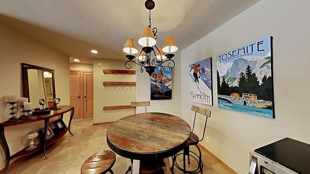 Beautiful One Bedroom Condo! Just Steps to Mammoth Mountain with Fully Equipped Kitchen! by RedAwning