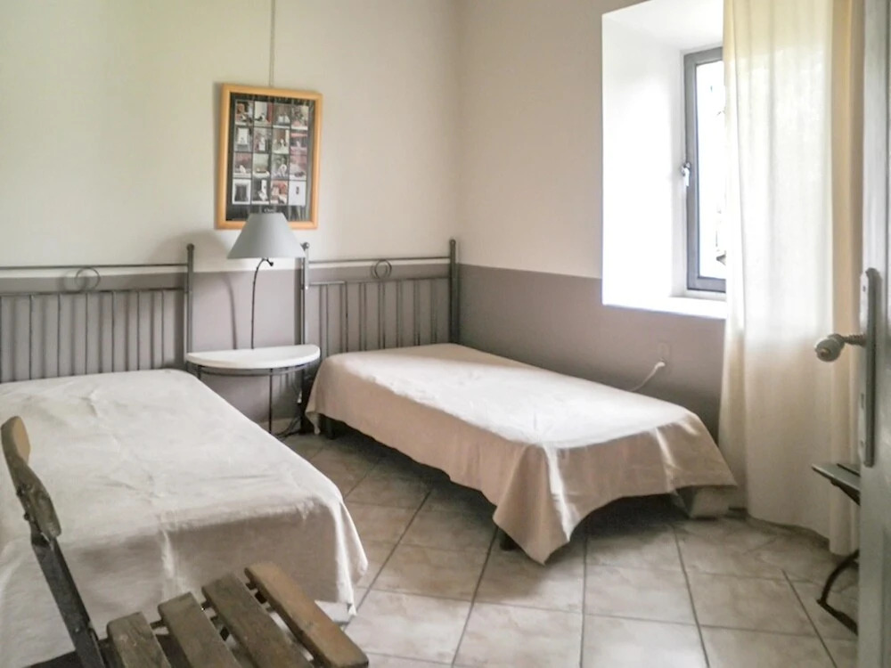 House With 2 Bedrooms in Oppède, With Wonderful Mountain View, Pool Ac