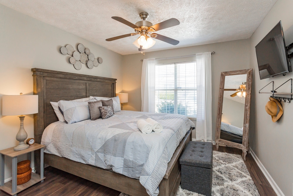 Looby Location- Charming 3br Home 10 min to Downtown!