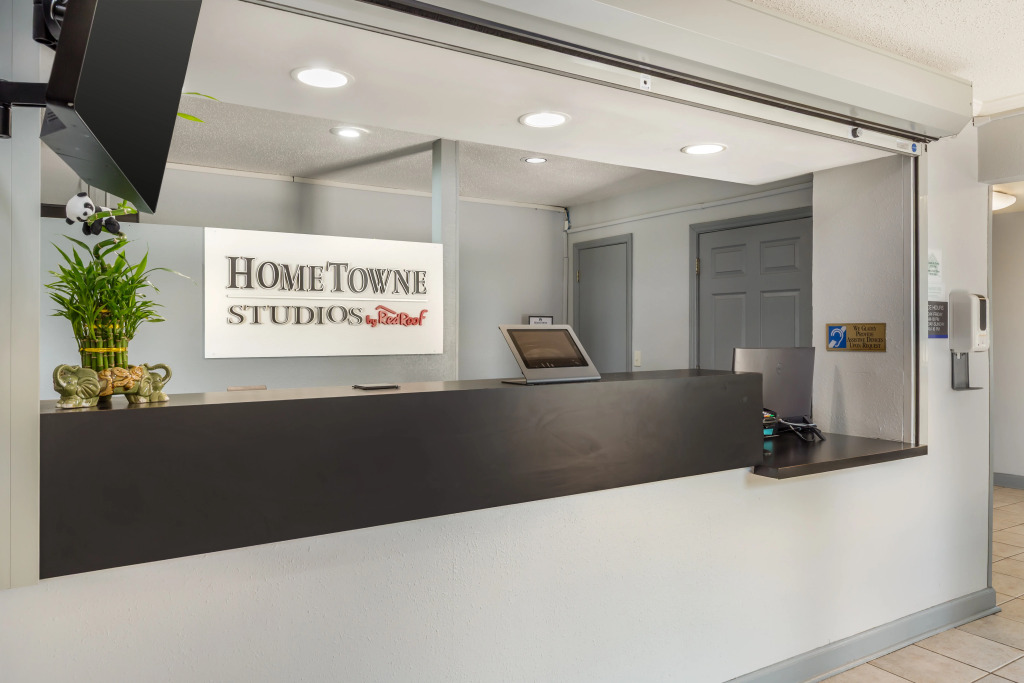 HomeTowne Studios & Suites by Red Roof Greensboro