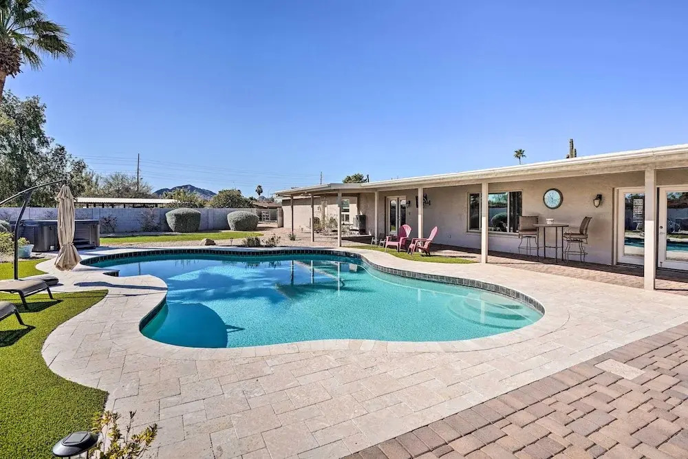 Pool & Outdoor Lounge: Scottsdale Family Home