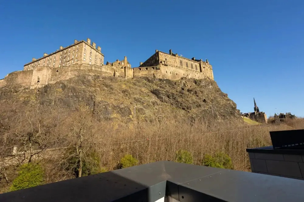 Amazing 2 Bedroom Apartment With Views of Edinburgh Castle