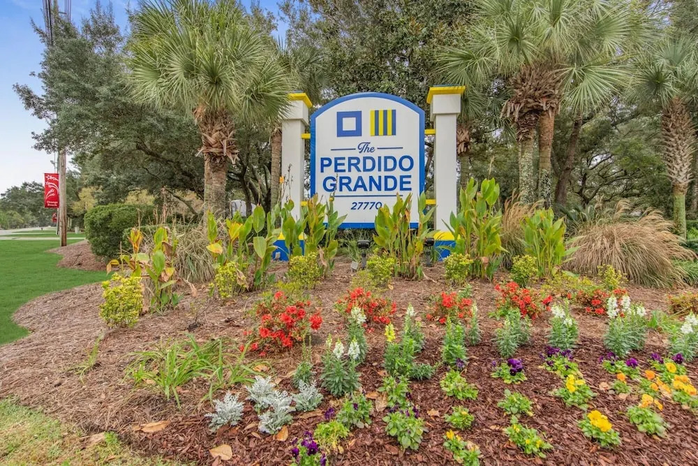 Spacious Condo on the bay Indoor Outdoor Pool