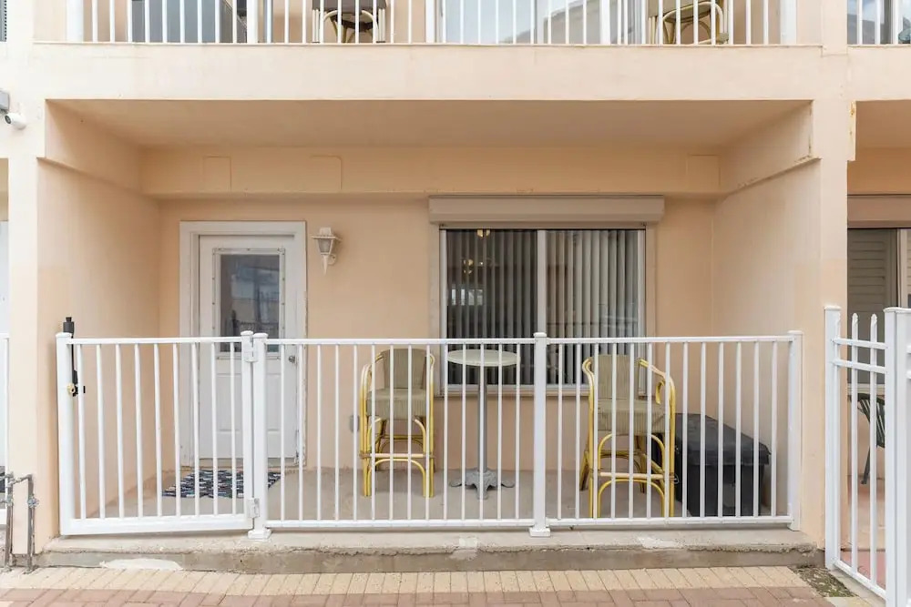 2-story Condo Next to Beach w/ Ocean Views!