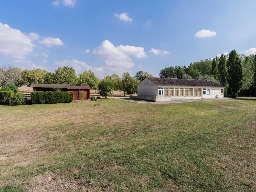 Farmhouse in Giroux Near Forest & Lake