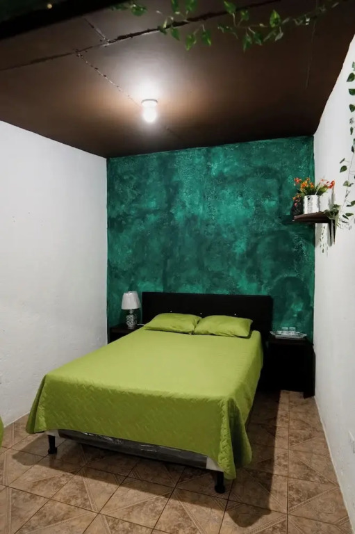Budget Private Rooms - Wonderland B&B - Shuttle services available