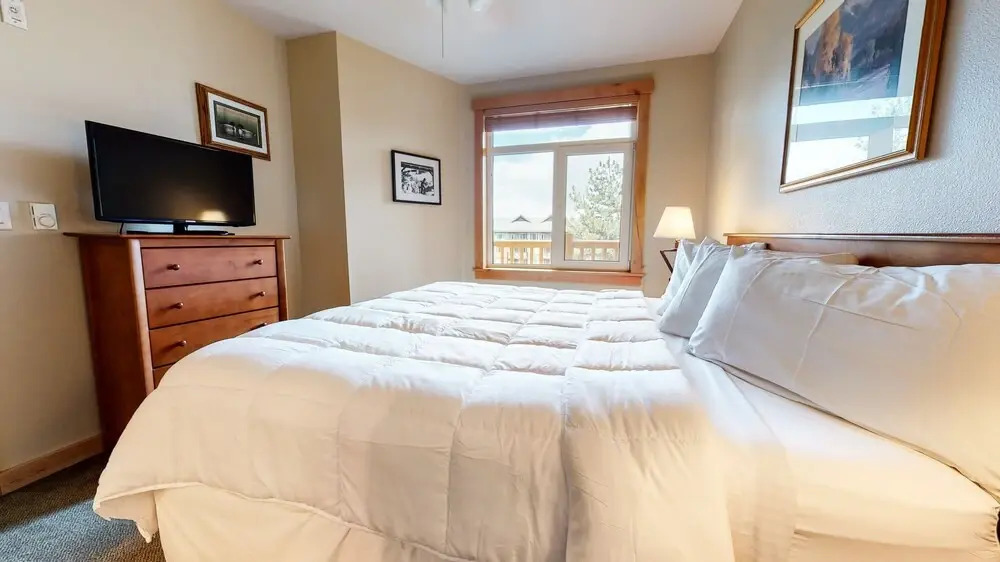 Sunstone 125 Ski-In Ski-Out, Mountain Modern, Garage, Fitness Center by RedAwning