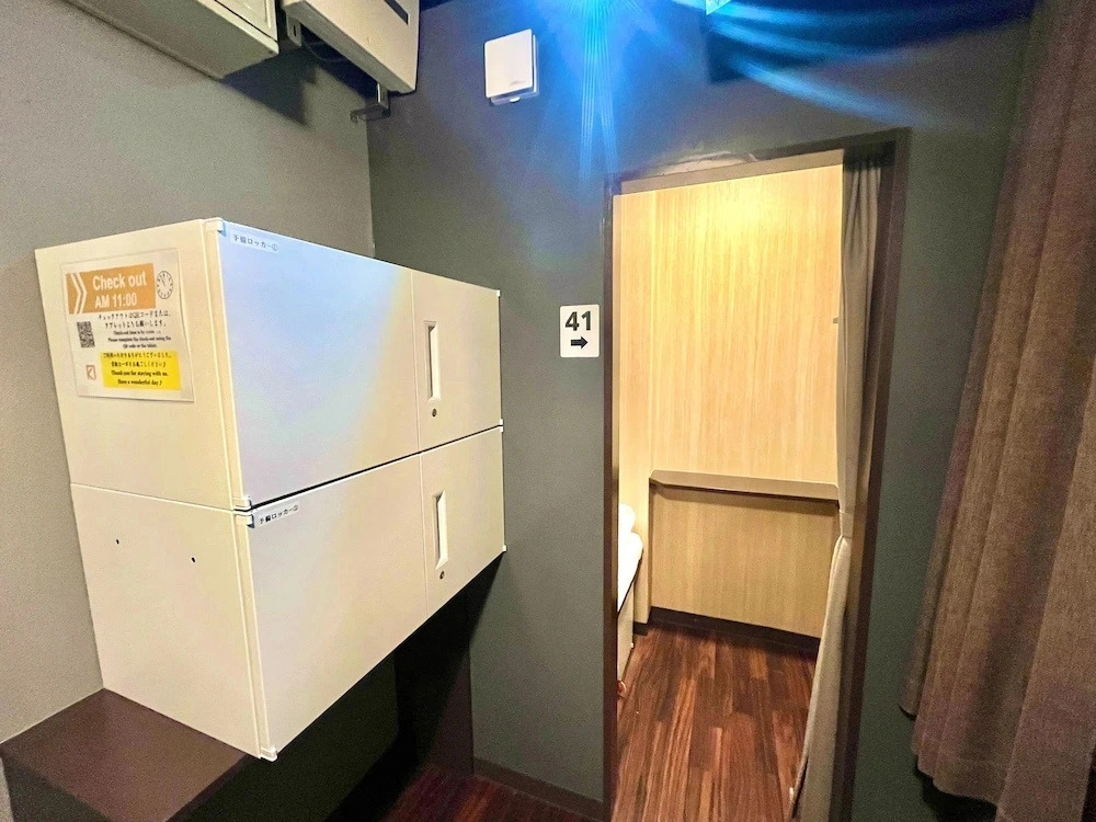 Otemachi Kamon Hotel - Caters to Men - Hostel
