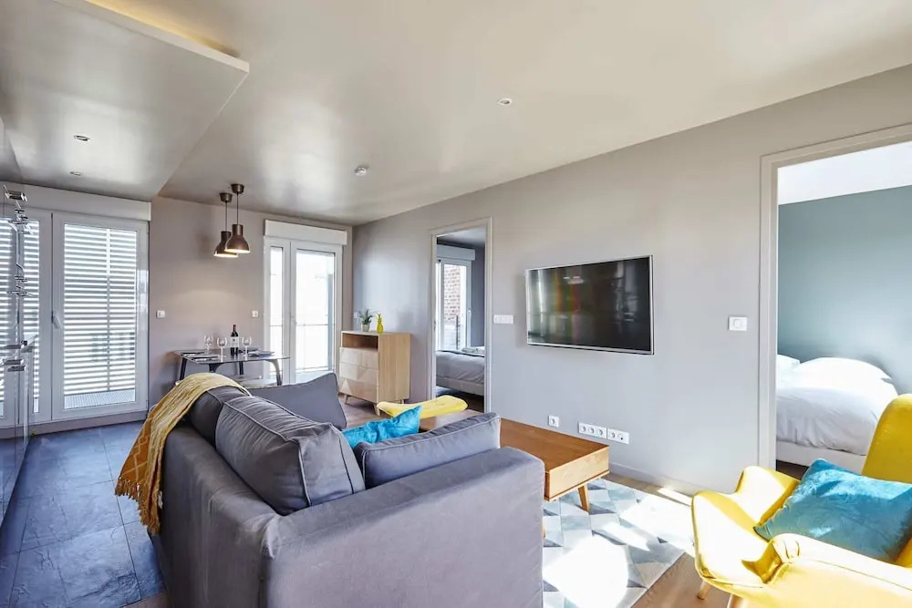 Stunning 2BR Home With Balcony in Batignolles