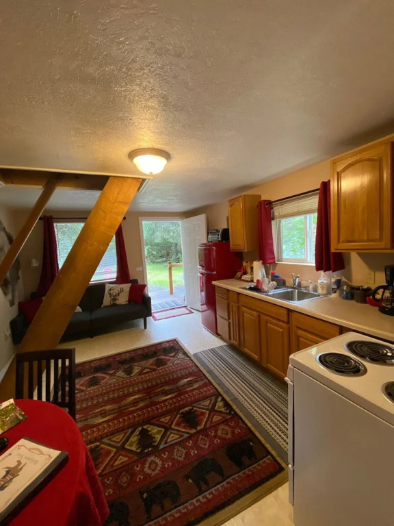 Nauti Otter Inn and Yurt Village