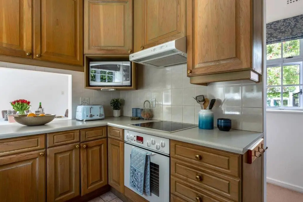 Beautiful 2 bed cottage along Constantia Wine route with pool