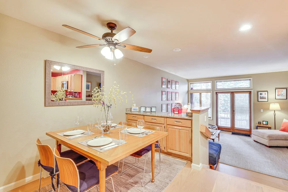 Lake Tahoe Corner Condo w/ Hot Tub, Beaches Nearby