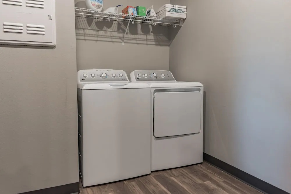 Spacious 2BR Suite W/patio Near Iowa State