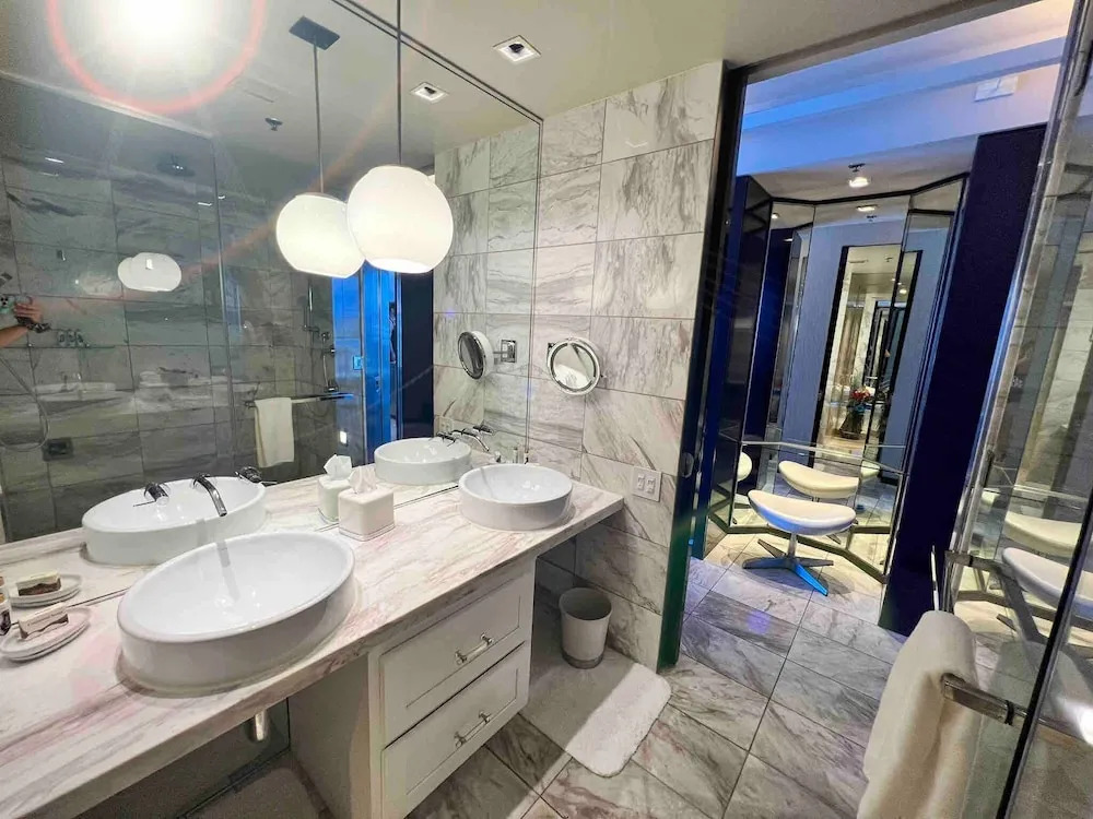 Panoramic Strip Views Open Balcony Free Parking High Floor Sleeps 4