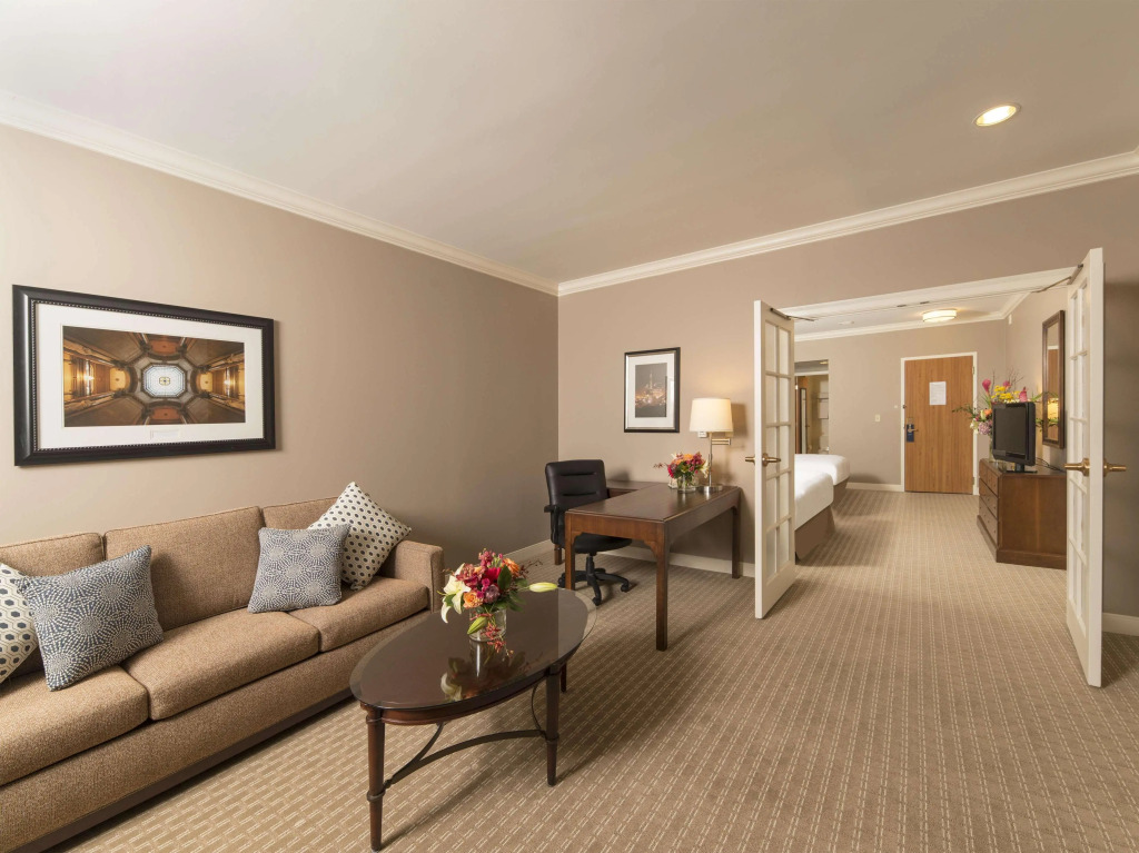 Hilton Indianapolis Hotel & Suites