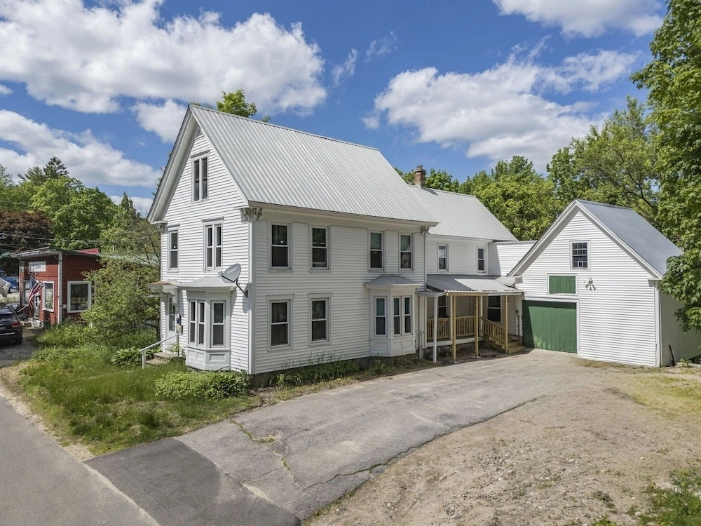 Gage Farmhouse Limit 6 2 Bedroom Apts by RedAwning