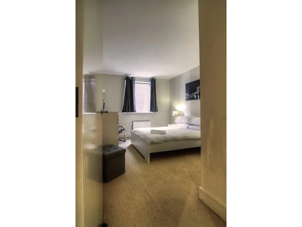 Modern, Spacious 1BR Central Manchester Flat for 4