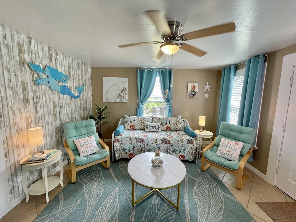King Bed, Fenced Yard, Free Parking, Dog Friendly and Wifi - 1 BR Cottage by Redawning