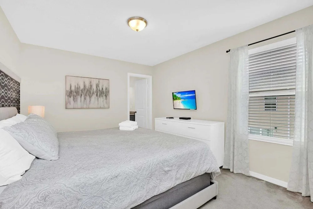 Townhouse w/ Hot Tub Near Disney Sleeps 12