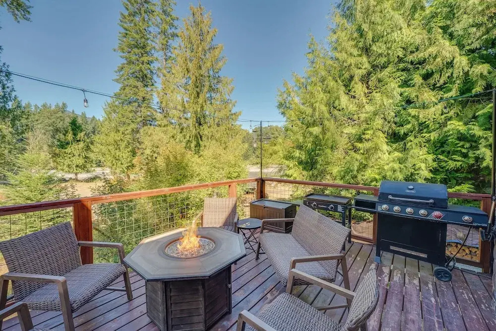 Spacious Packwood Cabin w/ Hot Tub - Near River